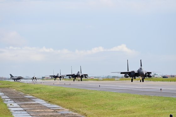 25일 공군 김해기지에서 우리 공군과 프랑스 항공우주군 첫 연합훈련 및 추모 비행에 참가한 우리 공군 F-15K 전투기 3대와 프랑스 라팔 전투기 2대가 이륙을 위해 이동하고 있다. (공군 제공) 2023.7.25/뉴스1