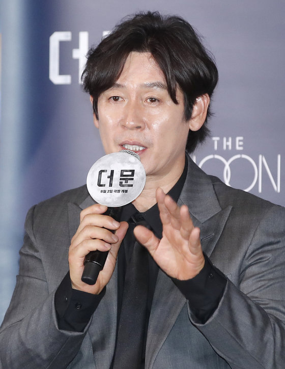 배우 설경구가 25일 서울 용산구 CGV 용산아이파크몰에서 열린 영화 ‘더 문’ 언론시사회에서 인사말을 하고 있다. ‘더 문’은 사고로 인해 홀로 달에 고립된 우주 대원 선우(도경수 분)와 필사적으로 그를 구하려는 전 우주센터장 재국(설경구 분)의 사투를 그린 작품이다. 2023.7.25/뉴스1