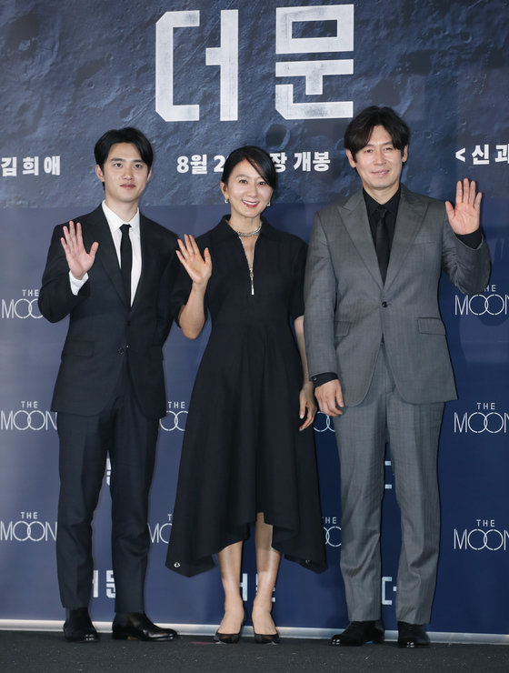 배우 도경수(왼쪽부터)와 김희애, 설경구가 25일 서울 용산구 CGV 용산아이파크몰에서 열린 영화 ‘더 문’ 언론시사회에 참석하고 있다. ‘더 문’은 사고로 인해 홀로 달에 고립된 우주 대원 선우(도경수 분)와 필사적으로 그를 구하려는 전 우주센터장 재국(설경구 분)의 사투를 그린 작품이다. 2023.7.25/뉴스1