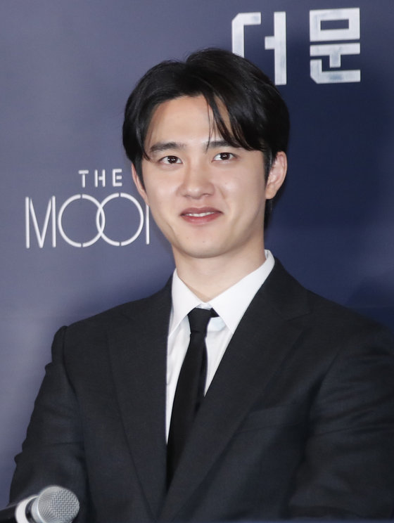 배우 도경수가 25일 서울 용산구 CGV 용산아이파크몰에서 열린 영화 ‘더 문(감독 김용화)’ 언론시사회에서 미소를 짓고 있다. ‘더 문’은 사고로 인해 홀로 달에 고립된 우주 대원 선우(도경수 분)와 필사적으로 그를 구하려는 전 우주센터장 재국(설경구 분)의 사투를 그린 작품이다. 2023.7.25/뉴스1