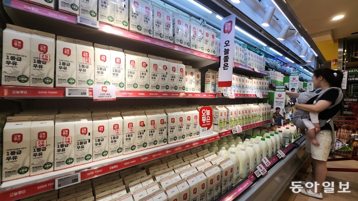 서울의 한 마트에서 소비자가 우유를 고르고 있다. 동아일보DB