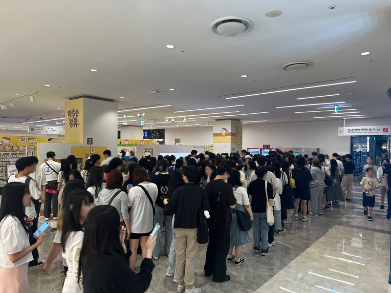 지난달 서울 강남구 코엑스에서 운영된 ‘냐한남자’와 ‘마루는 강쥐’ 팝업스토어 앞에 늘어선 시민들. 네이버웹툰 제공