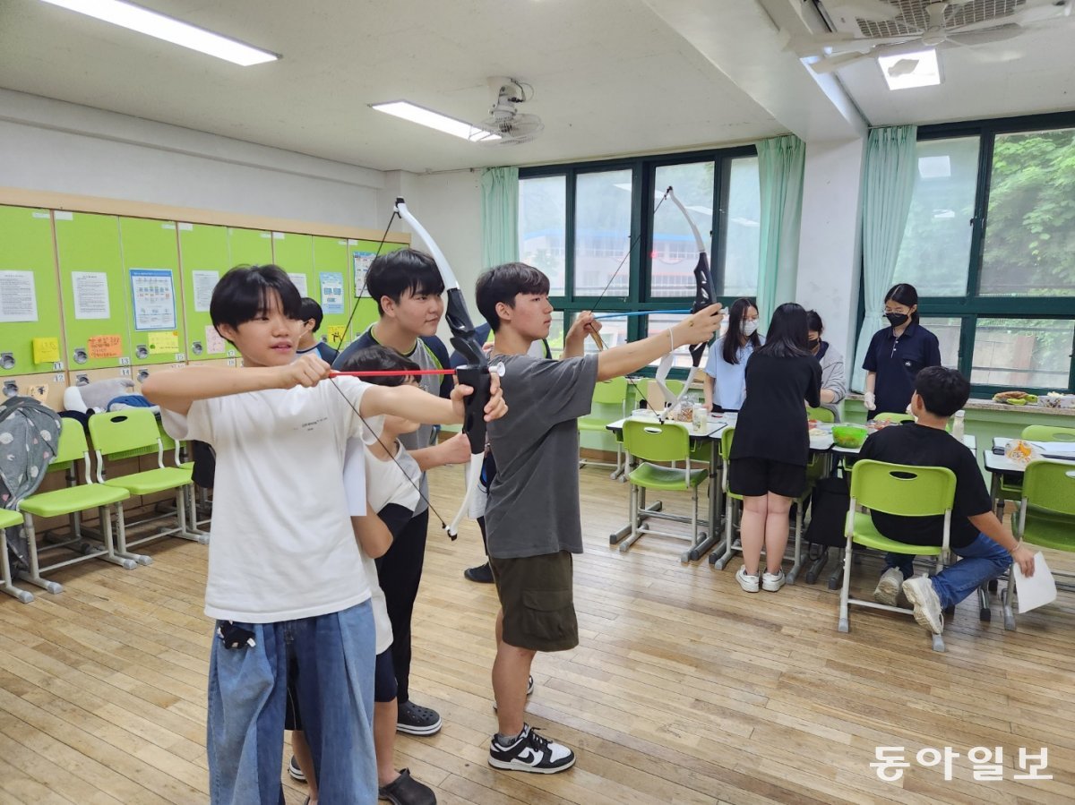 국사봉중학교 학생들이 지구 환경위기 극복 실천 행동을 적은 과녁에 활을 쏘고 있다. 송은석 기자 silverstone@donga.com