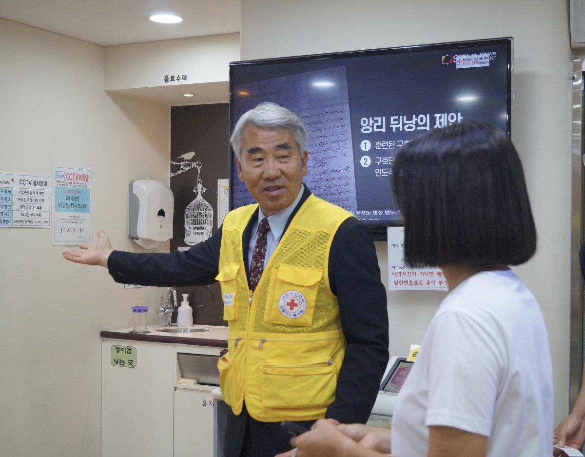 헌혈의 집 춘천명동센터에서 이순만 씨가 헌혈자 안내 및 에스코트를 하고 있다. 사진=김예슬 기자. 2023.07.15