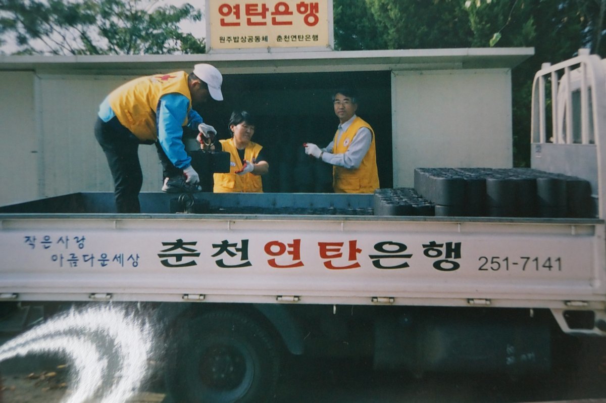 2012년 겨울, ‘춘천연탄은행’을 통해 이순만 씨가 연탄을 직접 배달하며 봉사하고 있는 모습. 사진=본인 제공