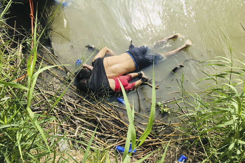 4년 전에도 이런 비극 있었는데…  2019년 6월 멕시코 북동부 마타모로스의 리오그란데 강변에서 미국으로 밀입국하려다 익사한 채로 발견된 엘살바도르 부녀. 텍사스주와 인접한 이곳에서는 중남미 불법 이민자의 익사 사고가 끊이지 않는다. 마타모로스=AP 뉴시스