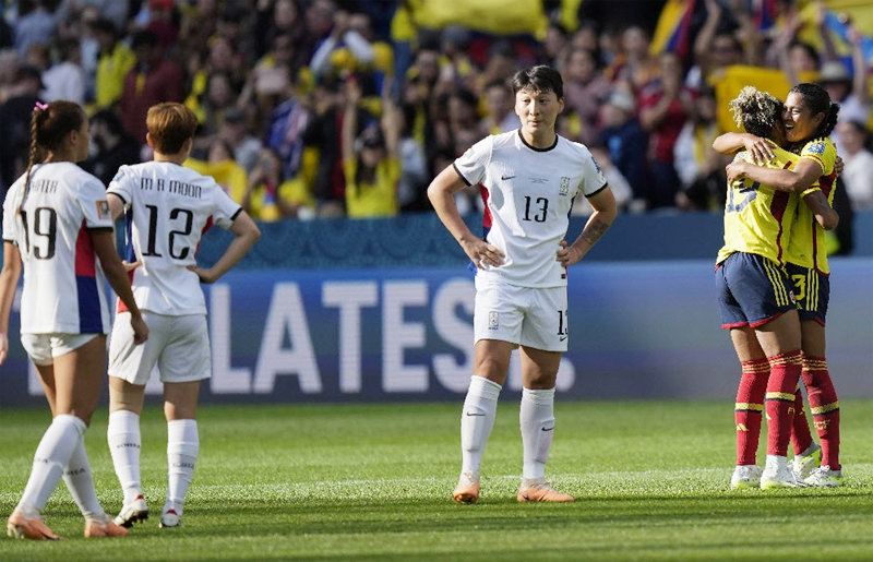 한국 여자 축구 국가대표 박은선(가운데·13번)이 25일 열린 2023 호주·뉴질랜드 여자 월드컵 조별리그 H조 1차전에서 
콜롬비아에 0-2로 패한 뒤 허탈해하는 가운데 콜롬비아 선수들(오른쪽)은 서로 기쁨을 나누고 있다. 시드니=AP 뉴시스
