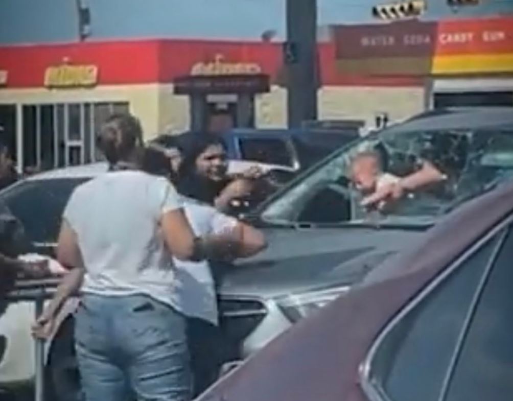 자동차 앞 유리를 깨고 자신의 아이를 구하는 아버지. 폭스뉴스 유튜브 캡처