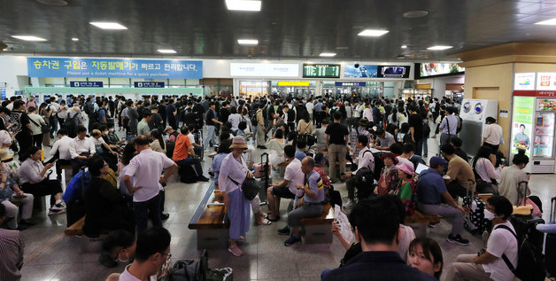 26일 오전 서울역 대합실이 열차를 이용하려는 시민들로 붐비고 있다. 한국철도공사(코레일)에 따르면, 이날 오전 5시30분께 서울발 부산행 KTX 열차 선로에 신원을 알 수 없는 남성이 무단 진입해 사망했다. 이 사고로 KTX와 지하철 1호선, 무궁화호·새마을호 등 운행은 사고 2시간 만인 오전 7시 40분쯤 정상화 됐지만 지하철 1호선은 역마다 예정된 시각보다 최대 30분가량 운행이 지연되고 있다. 2023.7.26/뉴스1 ⓒ News1 김진환 기자
