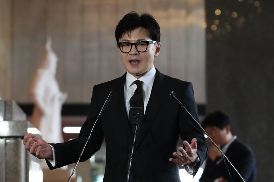 한동훈 법무부 장관이 26일 오전 서울 여의도 국회에서 국회 법제사법위원회 전체회의 참석에 앞서 취재진의 질의에 답변하고 있다. 2023.7.26. 뉴스1