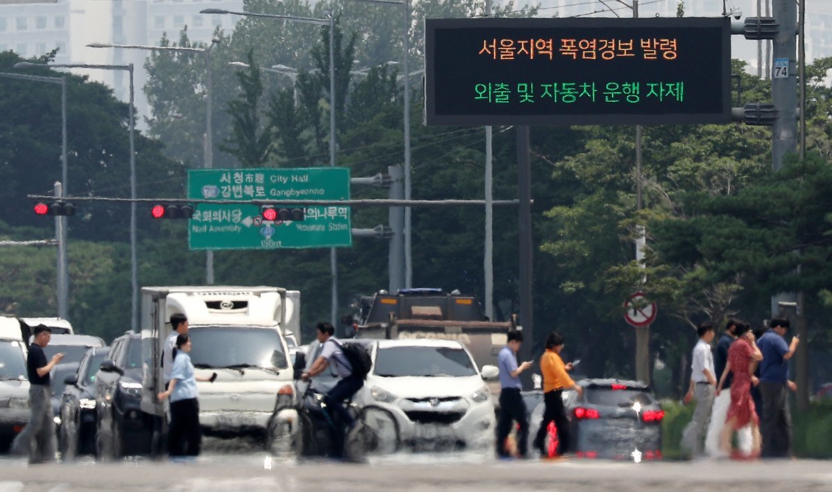 서울 지역의 낮 최고기온이 33도까지 올라 폭염경보가 발령된 지난 20일 서울 영등포구 여의도 여의대로 일대 뜨겁게 달궈진 아스팔트 위로 아지랑이가 피어오르고 있다. 뉴스1