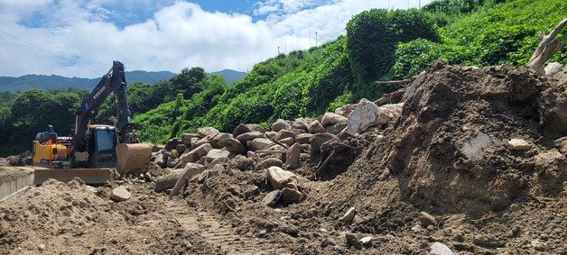 26일 집중호우로 산홍수 피해를 입은 경북 예천군 벌방리 마을에서 흙더미와 토사를 제거하는 복구 작업이 한창이다.2023.7.26. 뉴스1