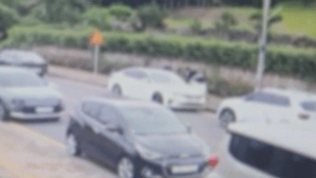 폭력행위 등 처벌에 관한 법률 위반(공동감금·공동상해), 특수협박 등의 혐의로 구속 송치된 30대 남성 A씨와 B씨가 피해자를 차량에 태우는 모습. 서귀포경찰서 제공