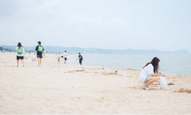 MZ세대가 주를 이루는 비치코밍 참여자들은 ‘더웠지만 환경 정화를 했다는 뿌듯함에 뜻깊은 시간이었다’ 등 긍정 평가를 했다. 2022년 여름 강원 양양 서퍼비치 비치코밍.