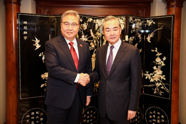 박진 외교부 장관(왼쪽)과 왕이 중국 공산당 중앙정치국 위원. 외교부 제공