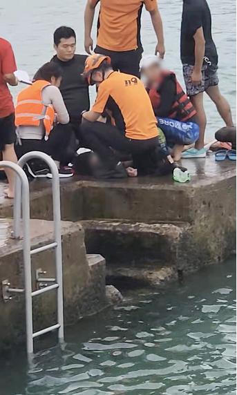 지난 25일 오후 2시경 제주시 판포포구에서 물에 빠진 20대 남성을 소방공무원 이혜린 씨·간호사 강한솔 씨 부부가 구조한 모습. 국민건강보험공단 제공