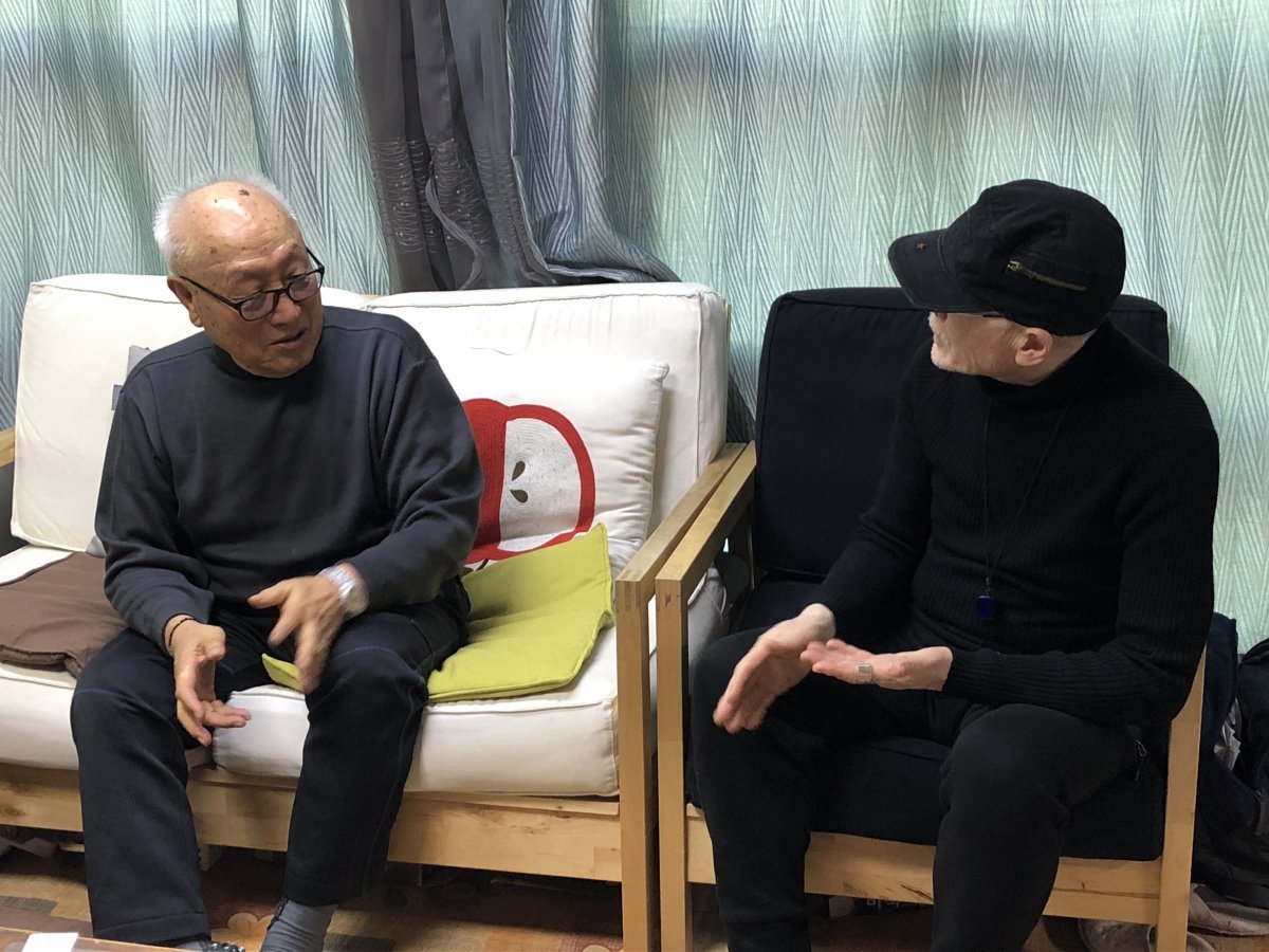 2019년 4월 경기 부천시의 김명철 씨(왼쪽) 자택에서 이익태 작가(오른쪽)가 김 씨의 이야기를 듣고 있는 모습. 우리의 소원 제공