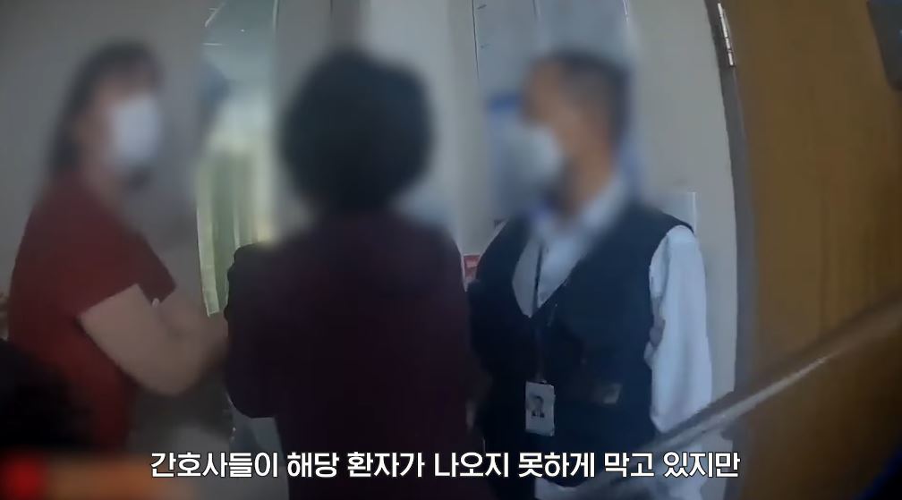 지난달 15일 오후 6시 40분경 경기 군포시의 한 병원에서 입원 환자 50대 남성이 흉기 난동을 부려 간호사들이 병실 문을 막고 있다. 경찰청 유튜브