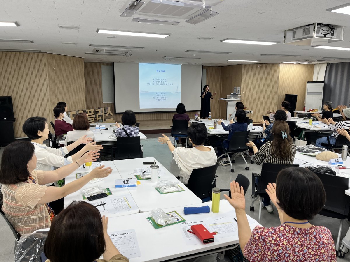 결식 우려 아동을 대상으로 한 정서 교육 프로그램에 선발된 자원봉사자들이 14일 서울 마포구 서울시50플러스재단 중부캠퍼스에서 사전 교육을 받고 있다. 서울시50플러스재단 제공