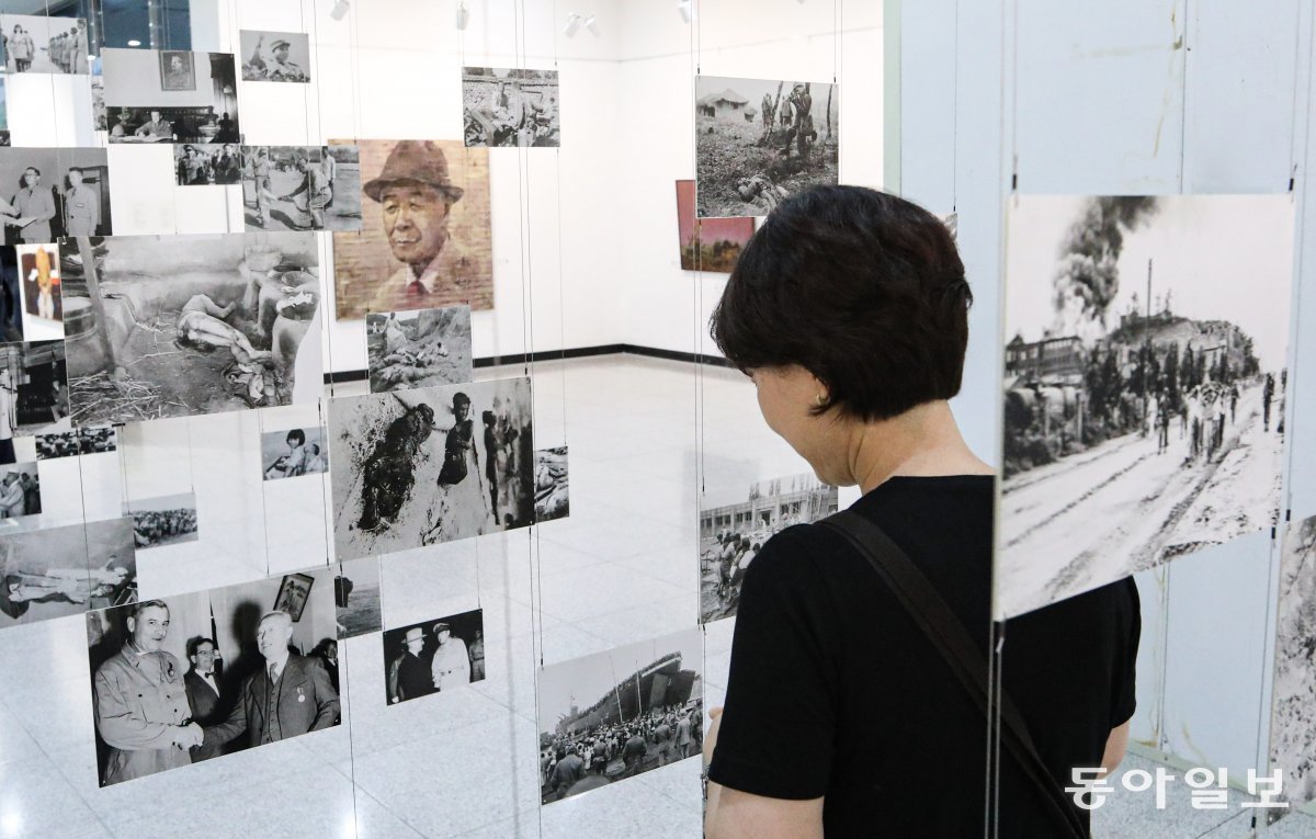 지경자(55)씨가 작품 ‘아 언제나 언제나 만나리 그리운 어머니를’의 뒷면에 담긴 한국전쟁의 참상을 바라보고 있다. 파주=이한결 기자 always@donga.com