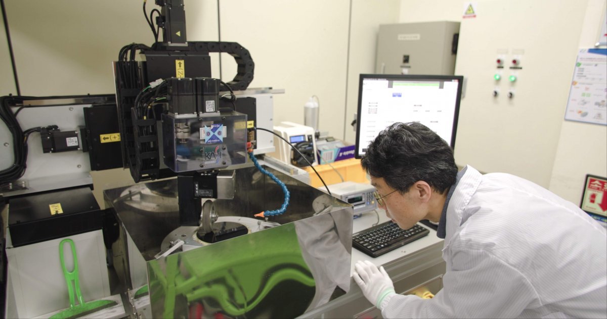한정열 한국천문연구원 책임연구원이 우주망원경용 광학거울 연마실험 장비를 활용해 연구를 수행하고 있다. UST 제공