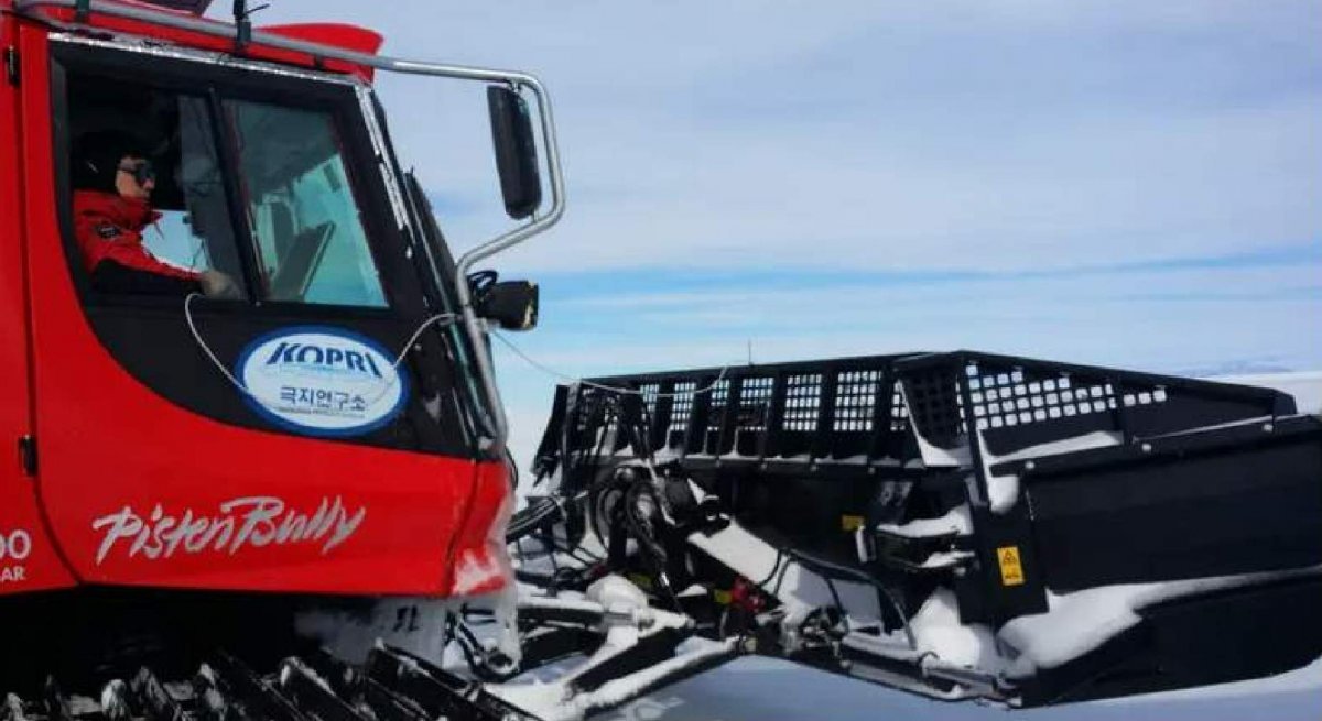 이주한 극지연구소 미래기술개발부장(책임연구원)이 남극에서 특수 설상차에 탑승해 숨겨진 크레바스를 탐사하는 작업을 하고 있다. UST 제공