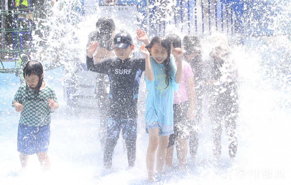 더위 식혀주는 물놀이 26일 광주 북구 광주시민의숲 물놀이장을 찾은 어린이들이 물놀이를 즐기고 있다. 이날 기상청은 
올해 장마가 끝났다고 공식 선언했고, 전국 대부분의 지역에 폭염특보가 발령되며 무더운 날씨가 이어졌다. 기상청에 따르면 당분간 
체감온도 33도 이상의 폭염이 이어질 것으로 예상된다. 광주=박영철 기자 skyblue@donga.com