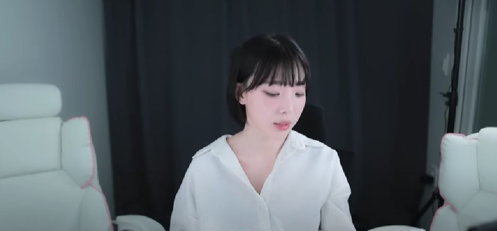 성인화보 모델 강인경. 사진 강인경 유튜브 캡처
