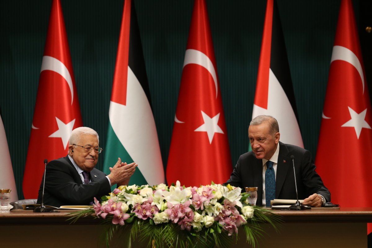레제프 타이이프 에르도안(오른쪽) 튀르키예 대통령과 마무드 아바스 팔레스타인 수반이 25일(현지시각) 튀르키예 앙카라에서 회담 후 공동 기자회견을 하고 있다.  에르도안 대통령은 “튀르키예는 팔레스타인의 대의와 번영을 계속 지지할 것”이라고 말했다. 2023.07.26.[앙카라=신화/뉴시스]