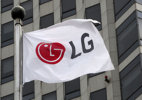 서울 여의도 LG전자 사옥에 LG 깃발이 펄럭이고 있다. /뉴스1