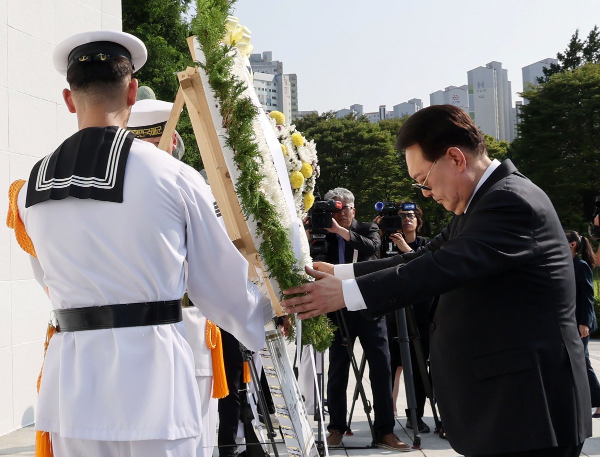 윤석열 대통령이 6·25 정전협정 70주년을 맞아 27일 부산 남구 유엔기념공원을 찾아 유엔군 위령탑에 헌화하고 있다. (대통령실통신사진기자단) 2023.07.27.