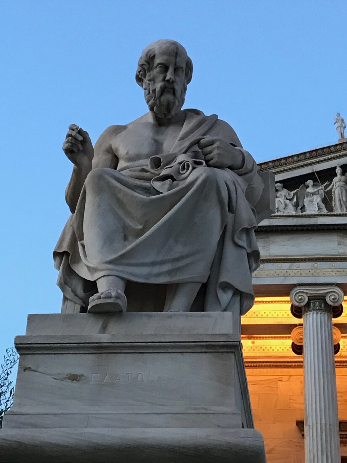 그리스 아테네 아카데미 건물 앞에 있는 플라톤 동상. 조대호 교수 제공