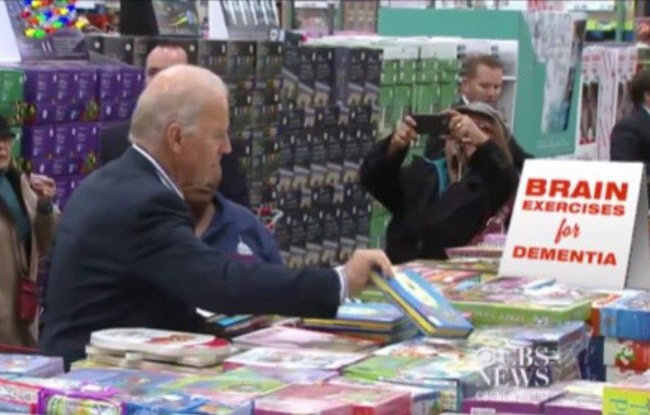 조 바이든 미국 대통령이 ‘치매를 위한 두뇌 활동’ 표지판(오른쪽)이 놓인 매대의 책을 살펴보는 것처럼 조작된 영상이 최근 소셜미디어에서 퍼지고 있다. 과거 한 대형 마트를 찾은 그의 영상에 표지판을 합성한 것이다. 스레드 캡처