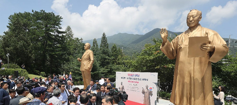 27일 오전 경북 칠곡군 가산면 다부동전적기념관에서 이승만 전 대통령 동상(오른쪽)과 해리 트루먼 전 미국 대통령 동상 제막식이 열렸다. 제막식에 참석한 시민들이 동상을 둘러보고 있다. 칠곡=뉴스1