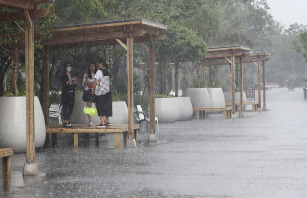 강한 소나기가 내린 지난 9일 서울 종로구 광화문광장에 마련된 쉼터에서 시민들이 비를 피하고 있다. 2023.7.9/뉴스1 ⓒ News1