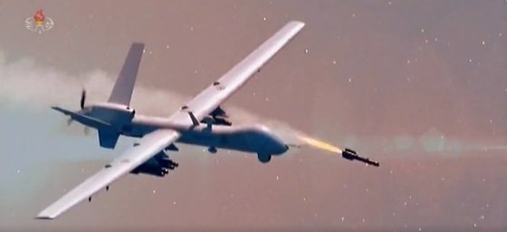 27일 북한 조선중앙TV가 공개한 북한의 공격용 무인기 시험비행 장면.(조선중앙TV 갈무리)