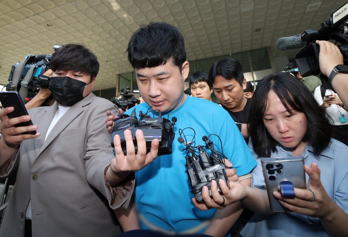 서울 관악구 신림동 거리에서 일면식 없는 행인들에게 흉기를 휘둘러 1명을 숨지게 하고 3명에게 중상을 입힌 피의자 조선(33)이 28일 오전 관악경찰서에서 검찰로 구속 송치되고 있다. 이날 조선은 취재진에 “죄송합니다”라고 한 뒤 차량에 탑승했다. 사진공동취재단