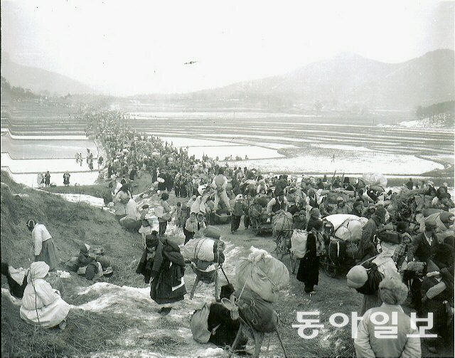 1·4 후퇴 피란민 행렬. 개전 직후와는 달리 사전에 피란을 예고해 서울에서 납북 피해는 거의 없었다고 한다. 