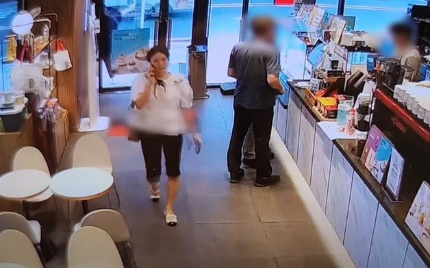 보이스피싱 현금 수거 현장을 덮치기 위해 사복으로 카페에 잠복한 경찰관. (경찰청 유튜브)