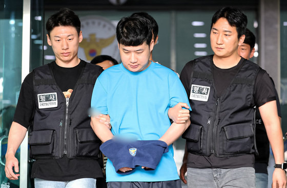 신림동 흉기난동 피의자 조선(33·남)이 28일 서울 관악경찰서에서 검찰에 구속 송치되고 있다. 2023.7.28/뉴스1