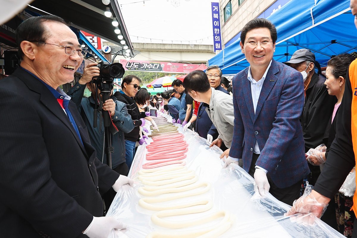 올해 4월, 이상일 시장이 용인중앙시장 봄맞이 축제 현장을 찾아 상인들과 함께 이벤트에 참여하고 있다. 용인시 제공