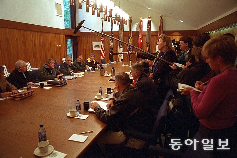 9·11 테러 직후 캠프 데이비드에서 조지 W 부시 대통령(왼쪽 3번째) 주재로 열린 국가안보회의. 조지 W 부시 대통령 센터 홈페이지