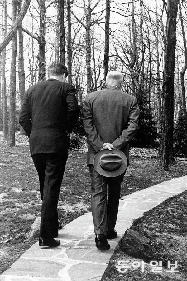 1961년 캠프 데이비드에서 만난 존 F 케네디 대통령(왼쪽)과 드와이트 아이젠하워 대통령(오른쪽). 위키피디아