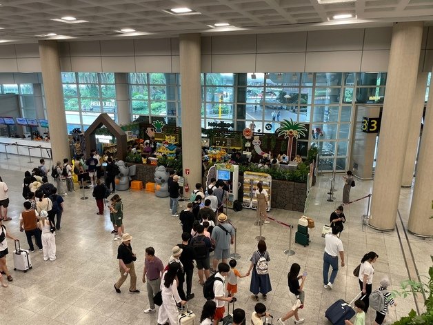 28일 오전 제주국제공항 도착장에 개장한 포켓몬 팝업스토어가 붐비고 있다(한국공항 제주공항 제공)
