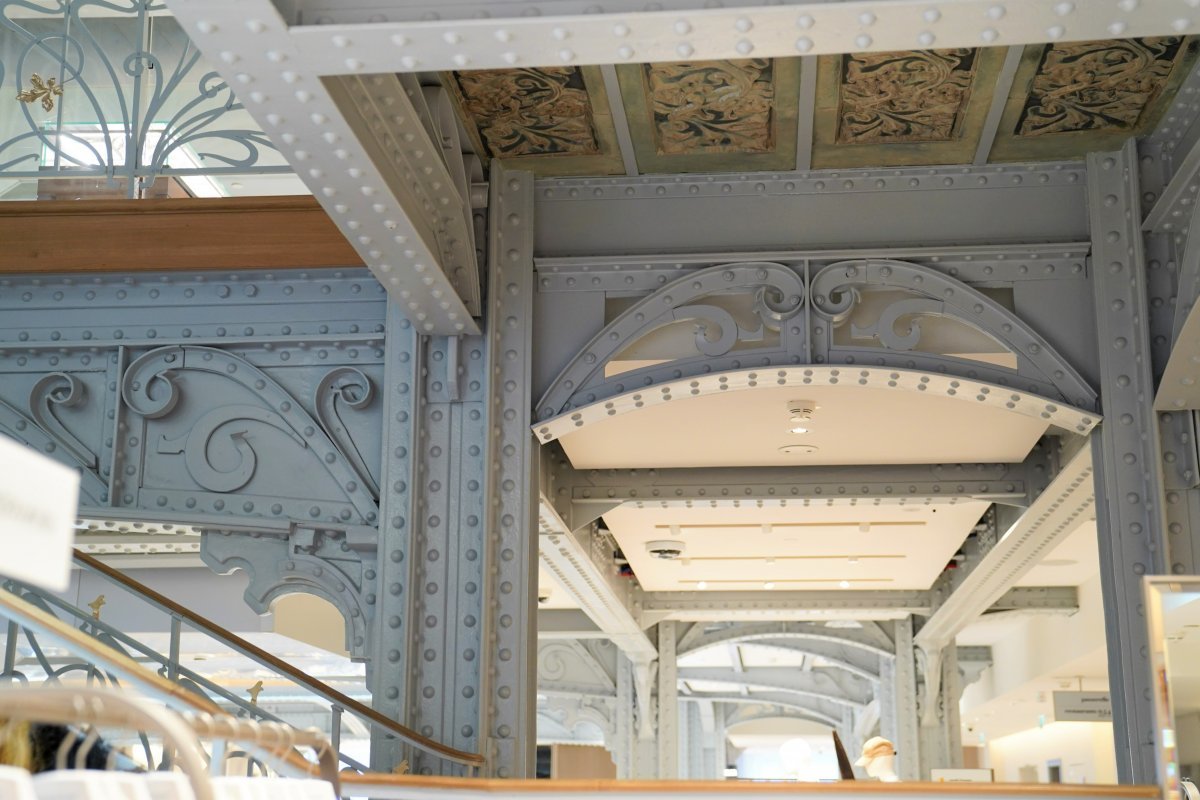 사마리텐 백화점의 아르누보 양식의 에펠 구조물. 철제 기둥에 리벳자국으로 장식돼 있다.