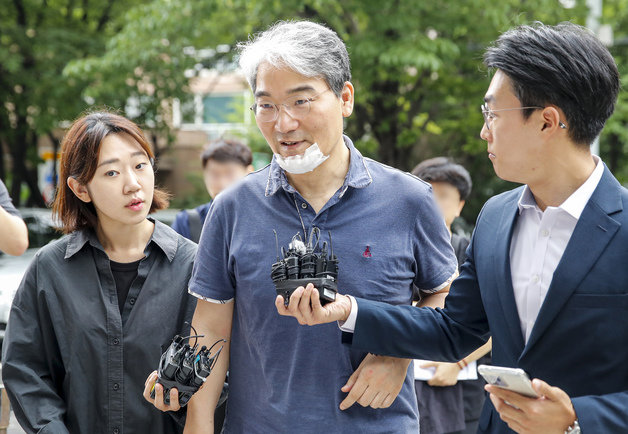 ‘5개 종목 하한가 사태’에 연루된 혐의를 받는 온라인 주식정보 카페 운영자 강기혁씨 등 3명이 12일 서울 양천구 서울남부지방법원에서 열린 구속 전 피의자심문(영장실질심사)에 출석하고 있다. 2023.7.12. 뉴스1