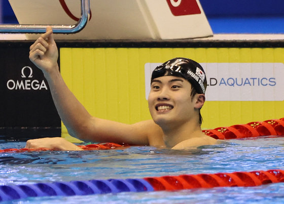 ‘대한민국 수영간판’ 황선우가 24일 오후 일본 후쿠오카 마린 메세에서 열린 2023 세계수영선수권대회 남자부 자유형 200m 준결승에서 1위로 결승선을 통과한 뒤 세리머니하고 있다. 황선우는 이날 준결승 경기에서 1위를 차지해 결승진출을 확정지었다. 2023.7.24/뉴스1