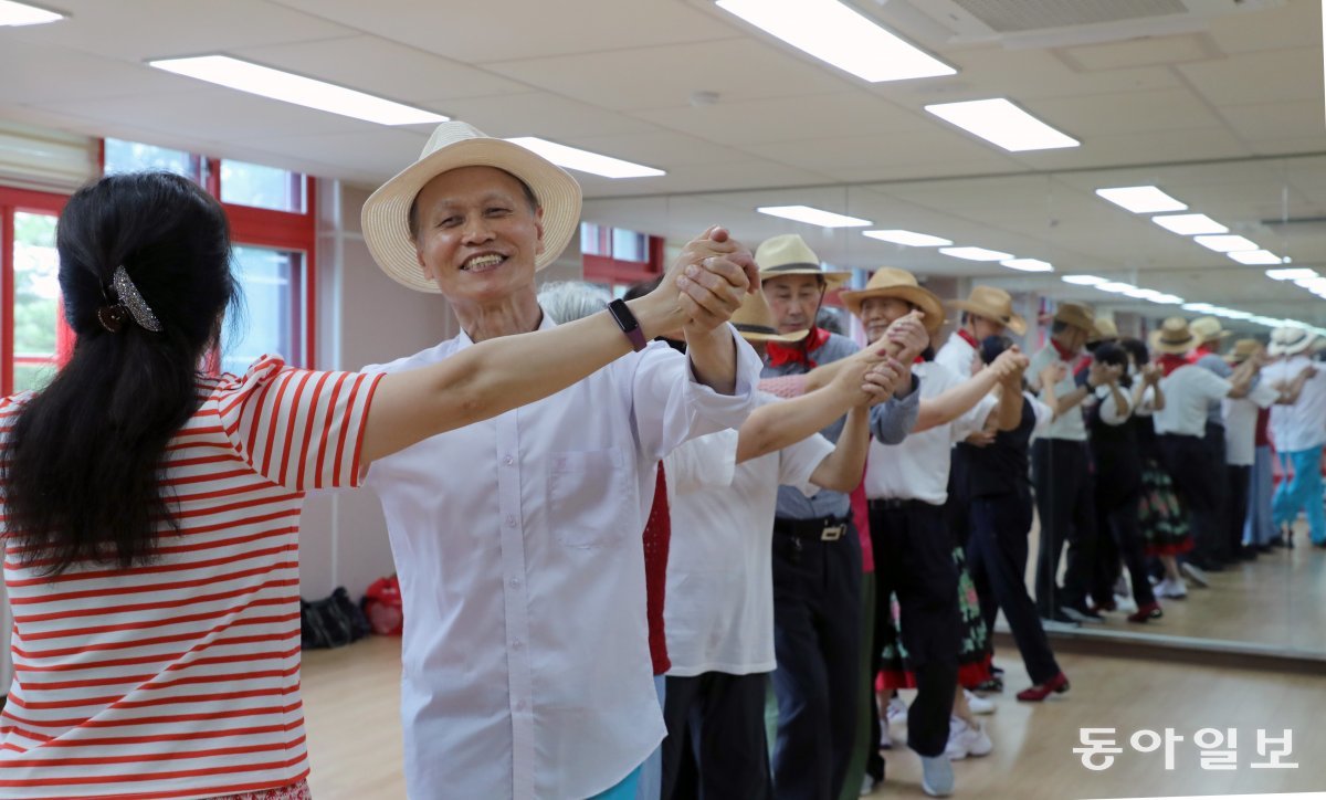 이영관 강사가 회원들에게 포크댄스 동작을 가르치고 있다.  수원=이훈구 기자 ufo@donga.com
