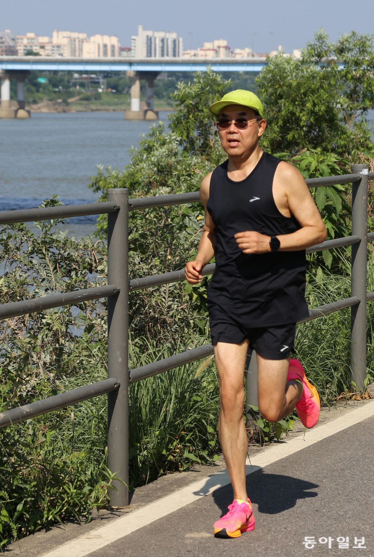 김영수 차의과대 교수가 서울 뚝섬유원지 한강공원을 달리고 있다. 그는 2020년 6월부터 서울대 교수 건강달리기회(스누건달회)를 만들어 함께 달리며 건강한 삶을 만들어 가고 있다. 양종구 기자 yjongk@donga.com