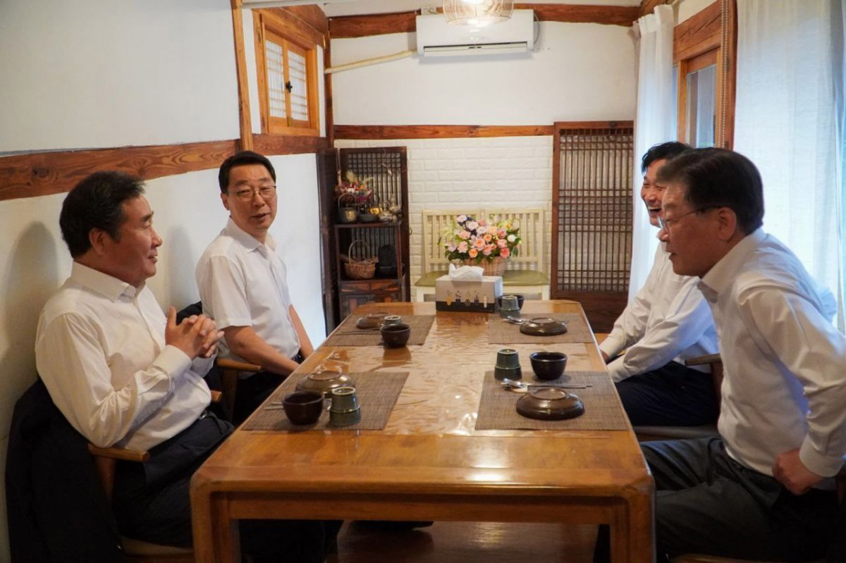 이재명 더불어민주당 대표와 이낙연 전 대표가 28일 오후 서울 모처에서 만찬 회동을 하고 있다. (사진= 더불어민주당 제공) 2023.07.28.